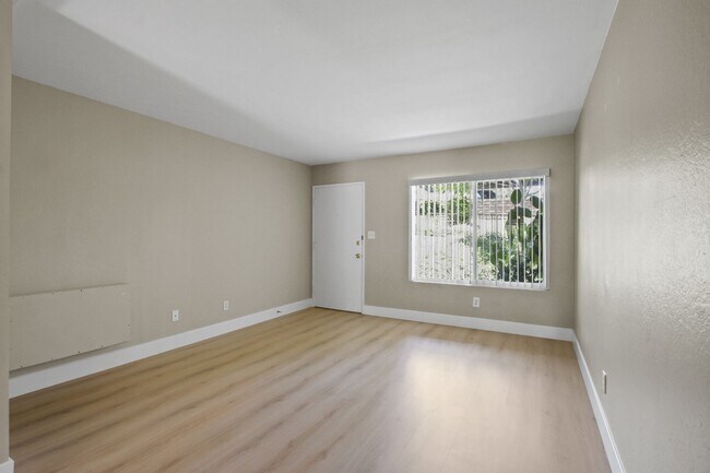 Foto del edificio - 23732 Hillhurst Dr