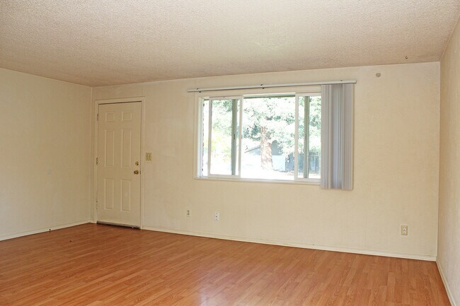 Foto del edificio - 4110-4116 N Willis Blvd