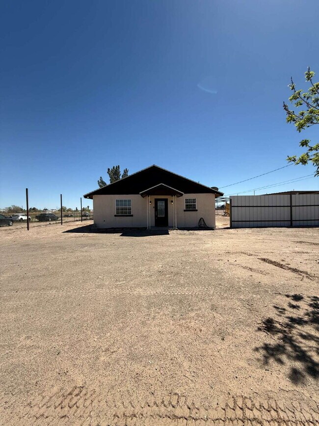 Foto del edificio - Price Reduced! Cozy ranch style two-bedroom one bath home in the heart of Tornillo Texas.  Lease ...
