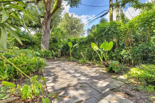 Foto del edificio - 1100 El Rado St