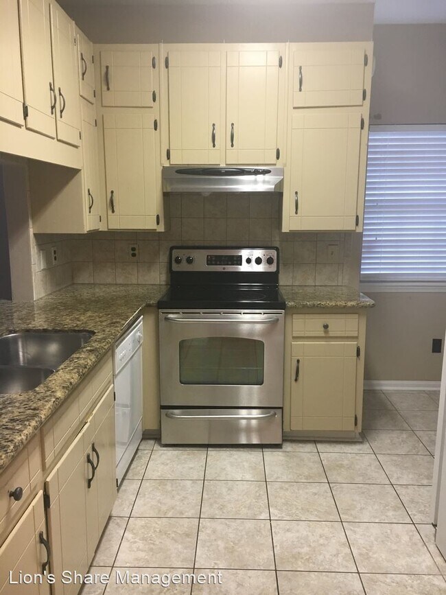 Building Photo - 2 br, 2.5 bath House - 451 E. Van Buren St