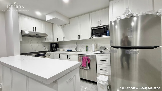 Building Photo - 10 Peer St