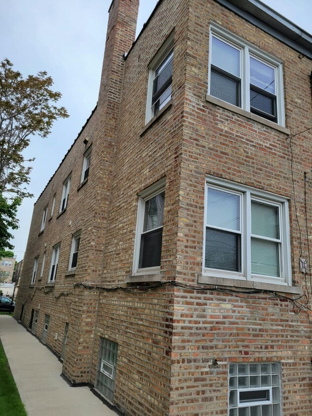 Building Photo - 5645 N Spaulding Ave