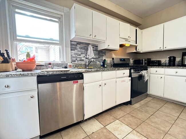 Building Photo - 48 Pratt St