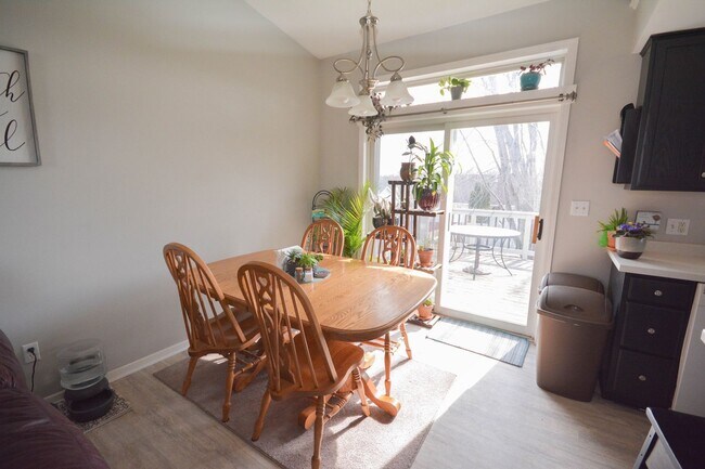 Building Photo - Gorgeous, updated pet friendly home with f...