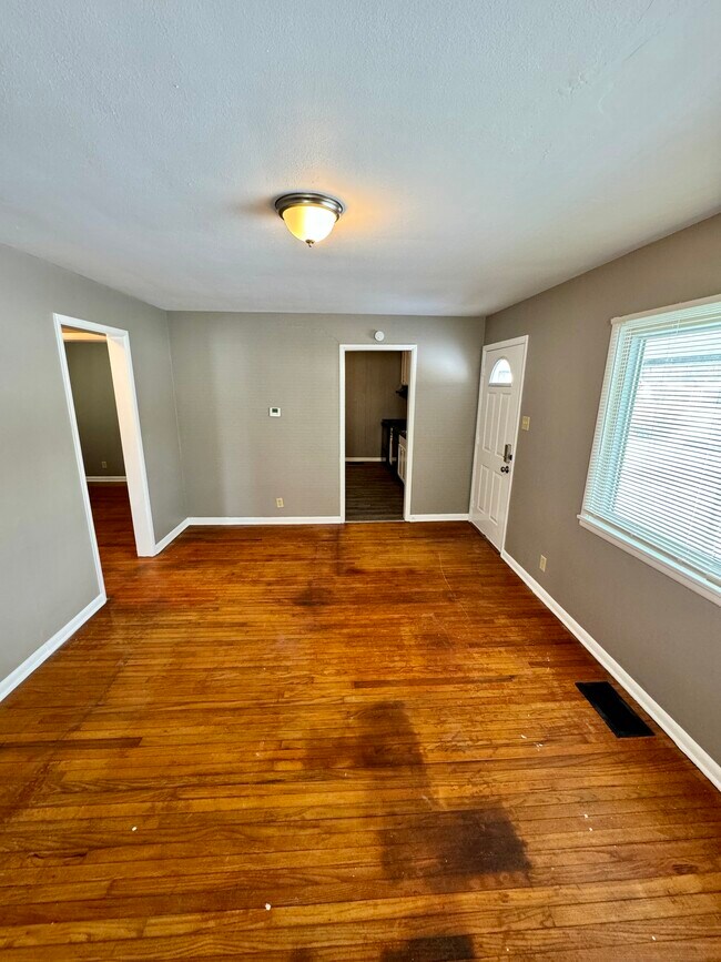 Building Photo - 547 S Biltmore - 3 Bedroom on West Side