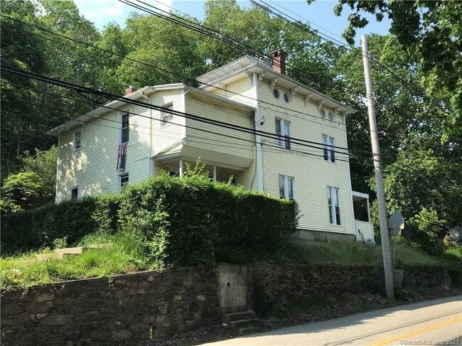 View from the street - 73 W Thames St