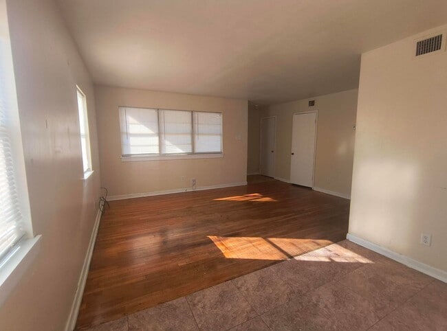 Foto del edificio - CHARMING and AFFORDABLE 3 bedroom home AVAILABLE NOW!