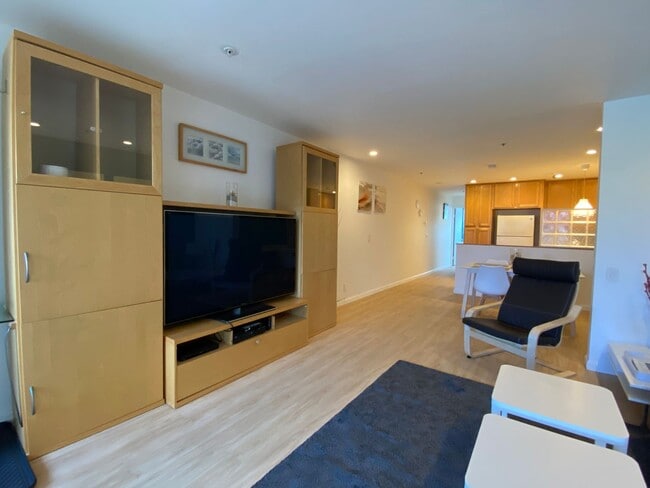 Building Photo - Enjoy coastal living at its finest! Spacio...