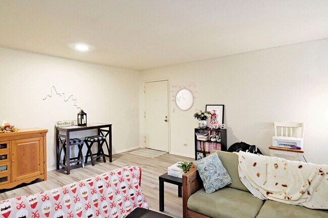 Foto del edificio - Top-Floor Corner Village Apartment – Prime...