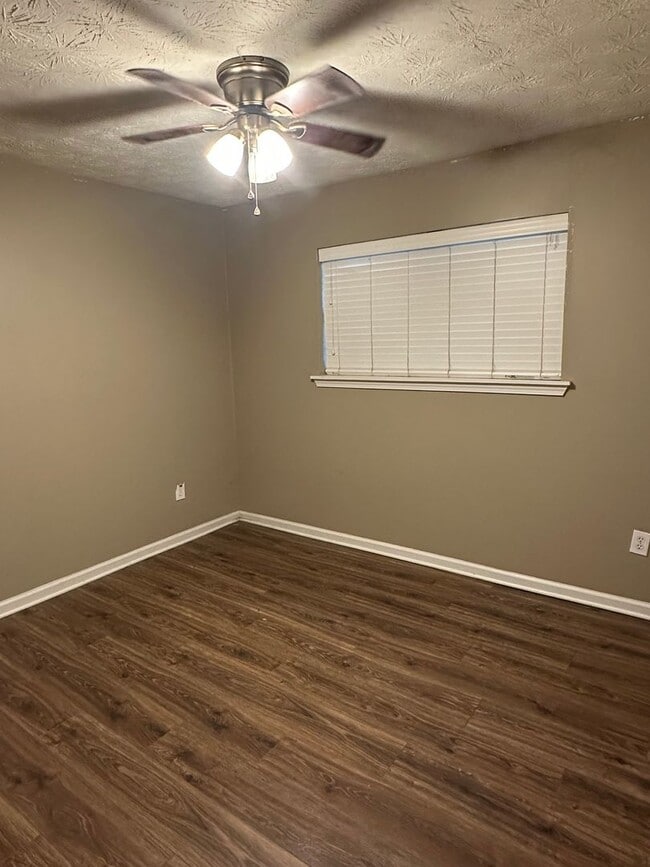 Photo - Three bedroom home in 30506!