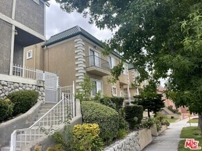 Building Photo - 2223 Montrose Ave
