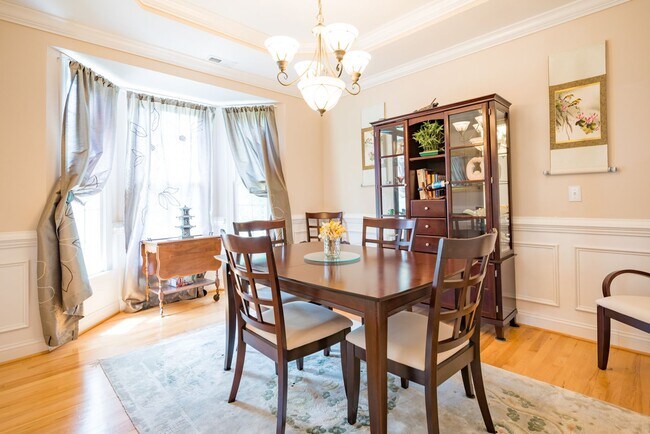 Foto del edificio - Gorgeous and Spacious 4 Bedroom home, Golf Course Views, Premium Finishes, Pet Friendly!