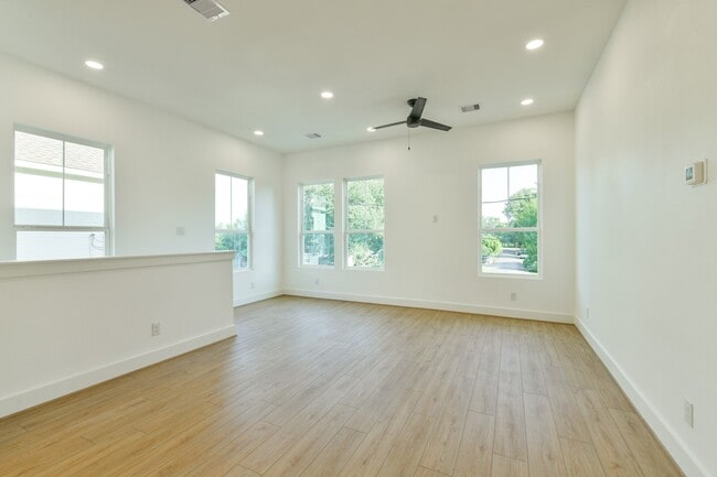 Building Photo - 162 Wallace St