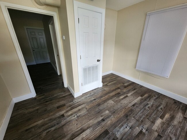Building Photo - Quaint 1 bedroom apartment close to everyt...