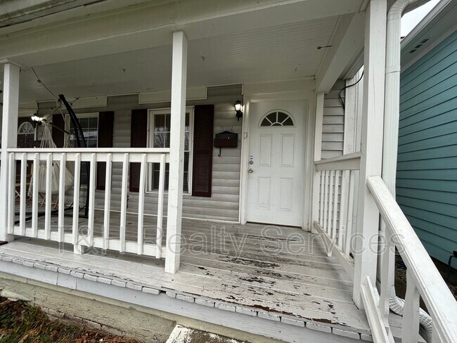 Building Photo - 2116 Woodlawn Ave