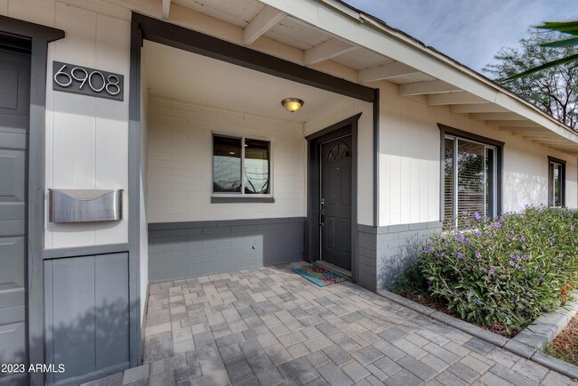 Building Photo - 6908 E Edgemont Ave
