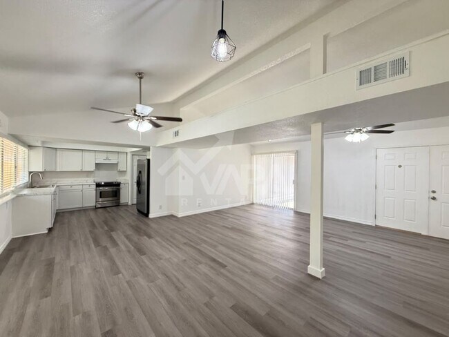 Foto del edificio - 8007 Lake Forest Dr
