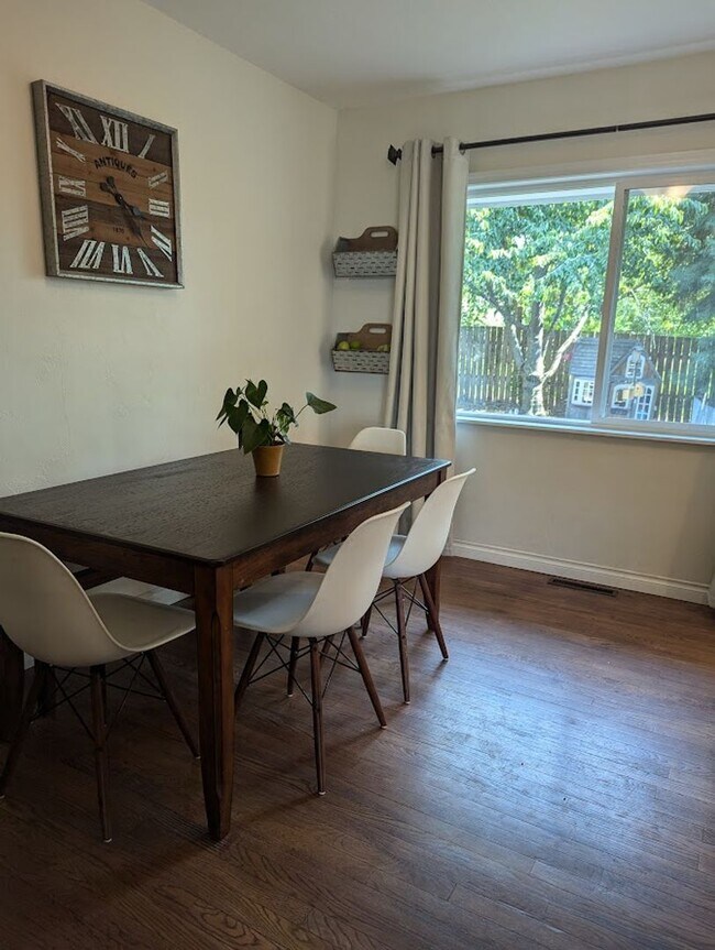 Foto del edificio - Fabulous 4 Bedroom 2 Bath House with Big F...