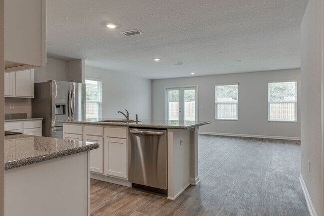 Foto del edificio - 5797 Guinevere Ln