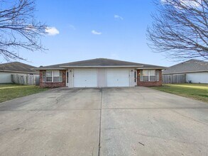 Building Photo - 409 NW Woodbury Dr