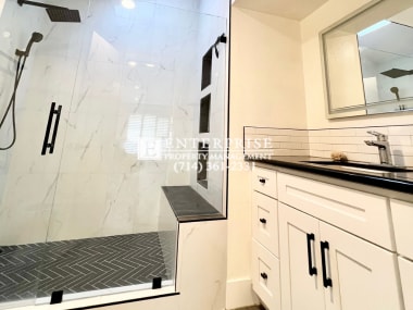 Building Photo - 3BR, 2BA Spacious and Bright Home Offers S...