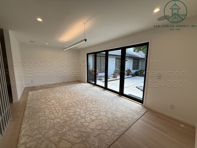 Building Photo - Newly Remodeled Spacious Three Bedroom Quail Lodge Home