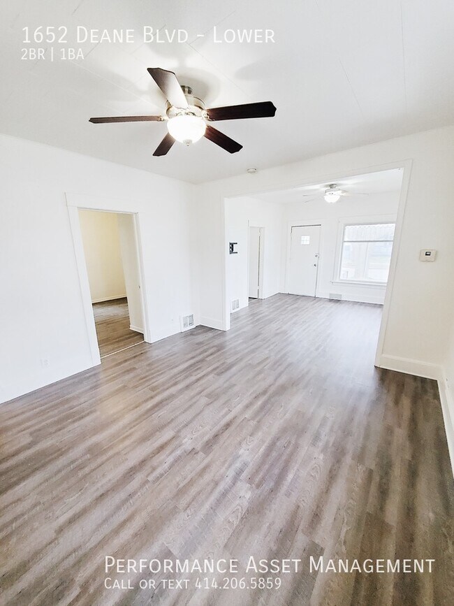 Foto del edificio - Beautiful 2 bedroom Racine lower unit