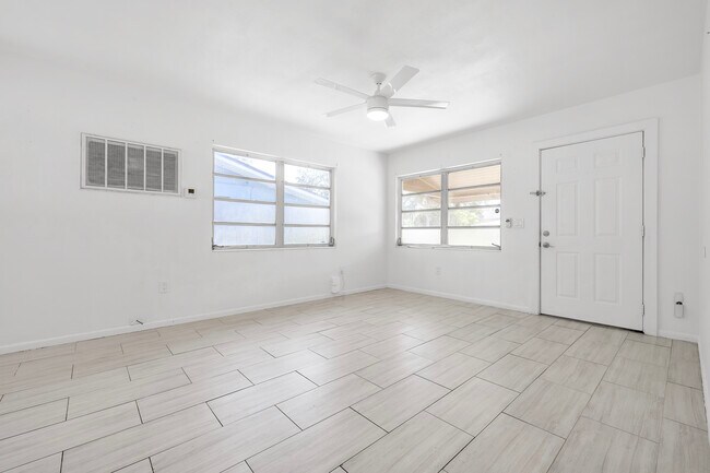 Building Photo - 313 N Arcadia Ave