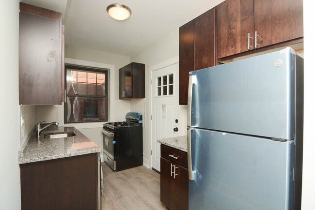 Foto del edificio - 1133 Maple Ave