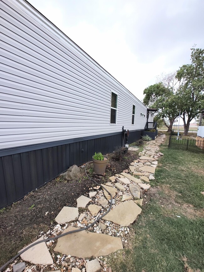 Building Photo - 3410 Parkway Dr