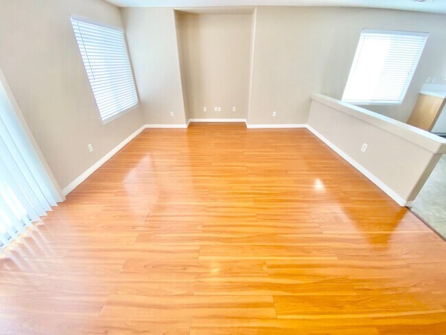 Building Photo - BEAUTIFUL 3 BEDROOM 2.5 BATHROOM 2 STORY H...