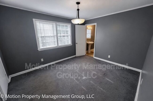 Building Photo - 2728 Pierce Dr N