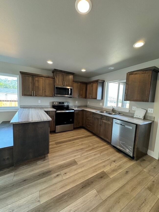 Building Photo - 1509 W Thyme Dr