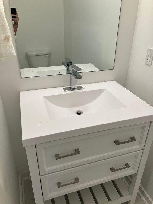 Building Photo - Townhome Like new in Nashville