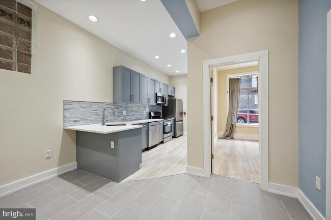 Foto del edificio - 2024 E Fletcher St