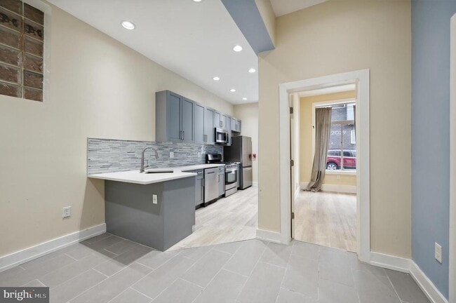 Building Photo - 2024 E Fletcher St