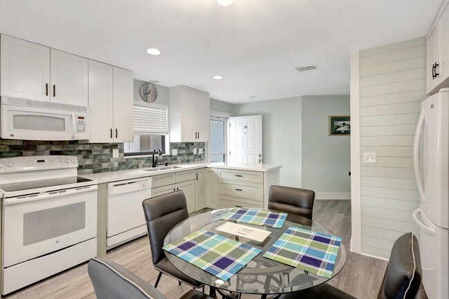 Building Photo - 6142 SE Landing Way