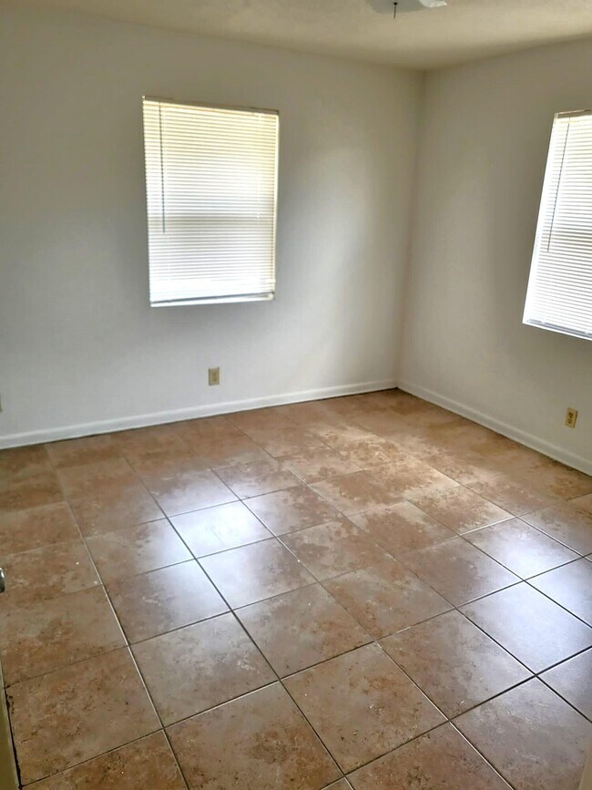 327 Silver Beach Rd Unit 1, Lake Park, FL 33403 Room for Rent in Lake