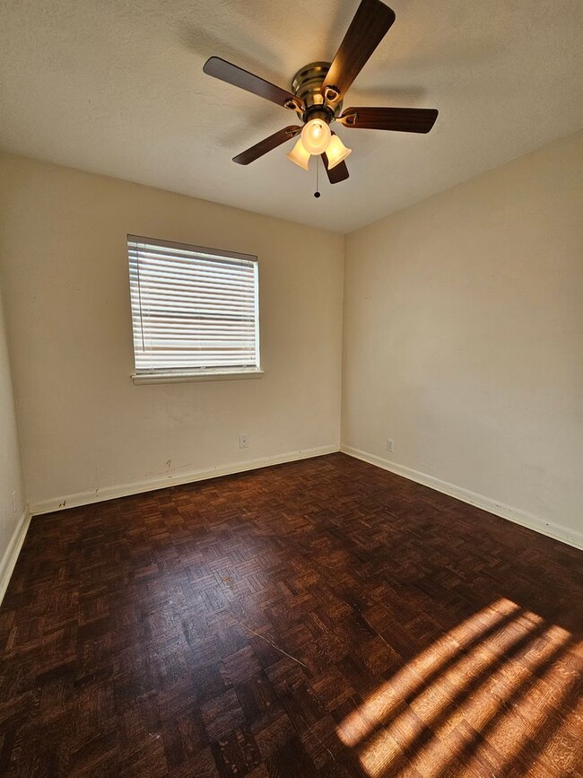Building Photo - (3) Bed/(1.5) Bath Near Core Norman and OU...