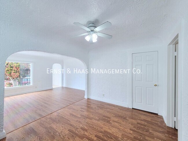 Building Photo - Charming 2-bedroom, 1-bath duplex unit ava...