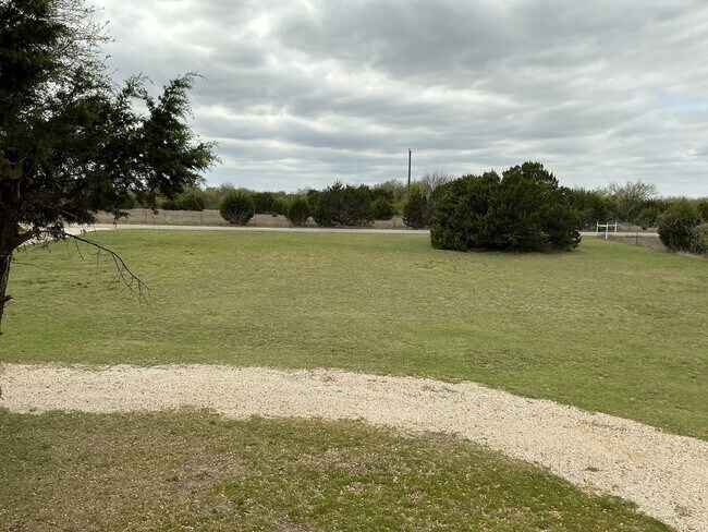Foto del edificio - COMING SOON 4/2 with Acreage & BONUS SPACE