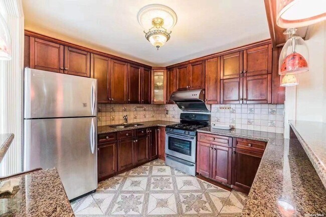Foto del edificio - 136-24 Maple Ave