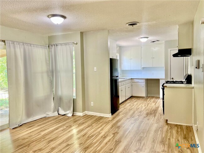 Foto del edificio - 1402 Duvall Dr