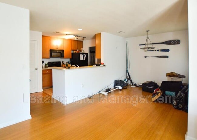 Building Photo - 275 Alexandra Dr