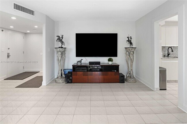 Foto del edificio - 18151 NE 31st Ct