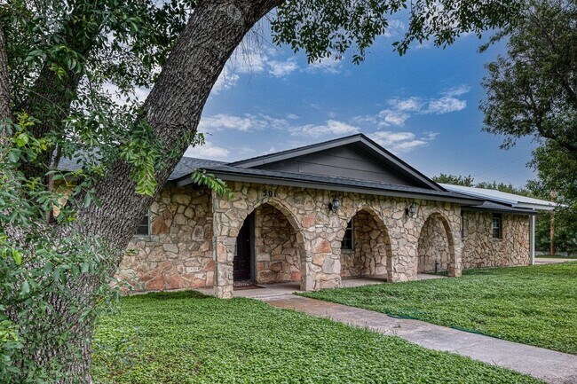 Building Photo - 501 Alderete Ln