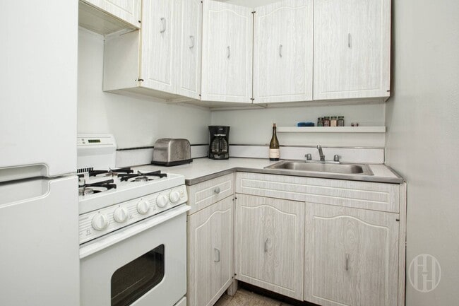 Building Photo - 155 E 34th St