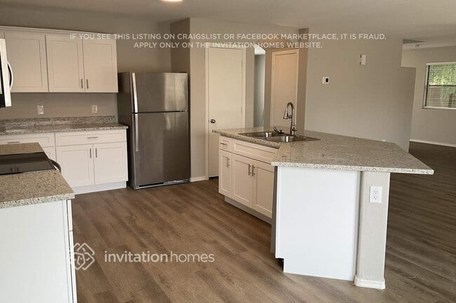 Building Photo - 8806 N 67th Ln