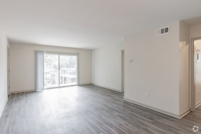 1BR, 1BA - 750SF (renovado) - Chateau Montagne Apartments